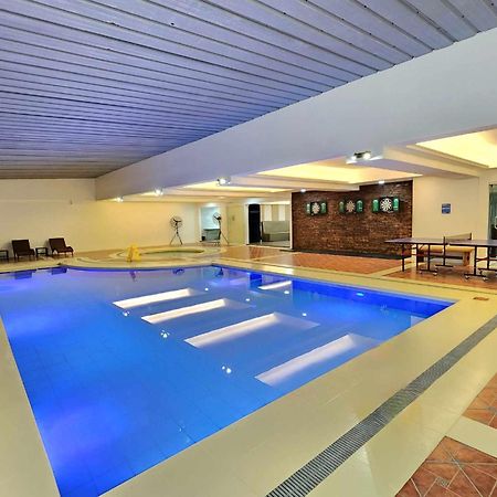 Burgundy Mckinley Place Service Apartment Манила Экстерьер фото