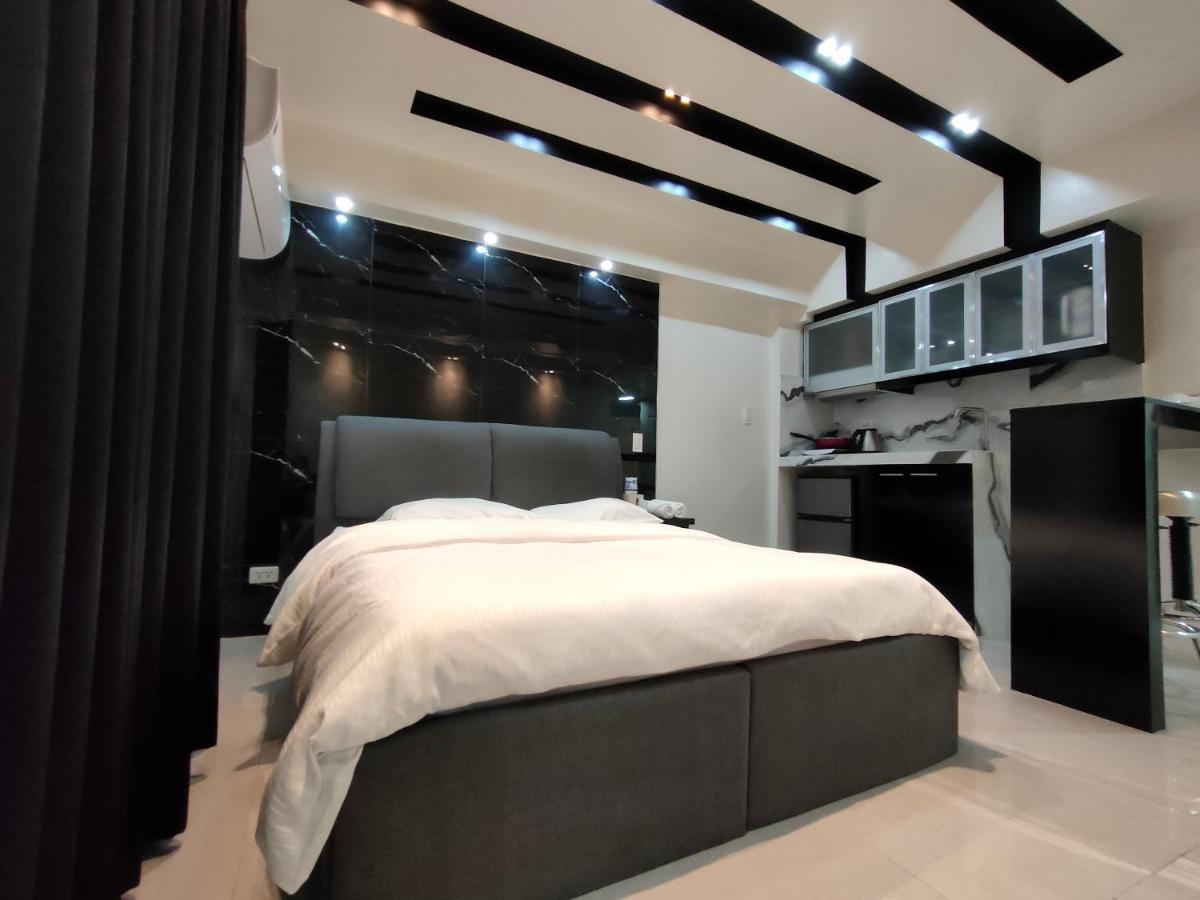 Burgundy Mckinley Place Service Apartment Манила Экстерьер фото