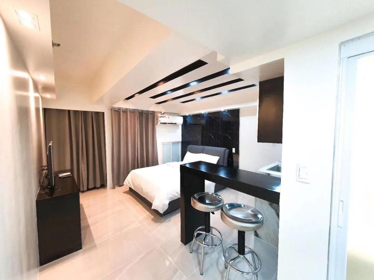 Burgundy Mckinley Place Service Apartment Манила Экстерьер фото