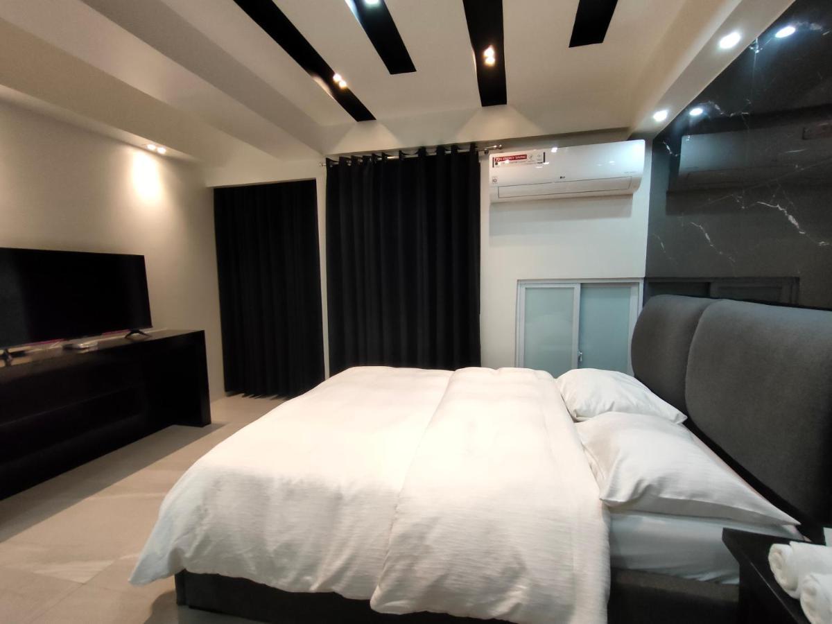 Burgundy Mckinley Place Service Apartment Манила Экстерьер фото