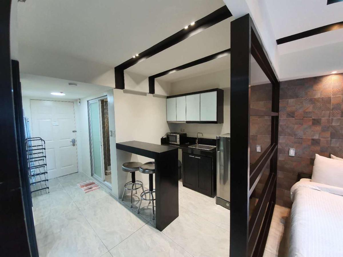 Burgundy Mckinley Place Service Apartment Манила Экстерьер фото