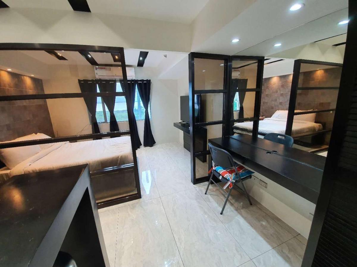 Burgundy Mckinley Place Service Apartment Манила Экстерьер фото