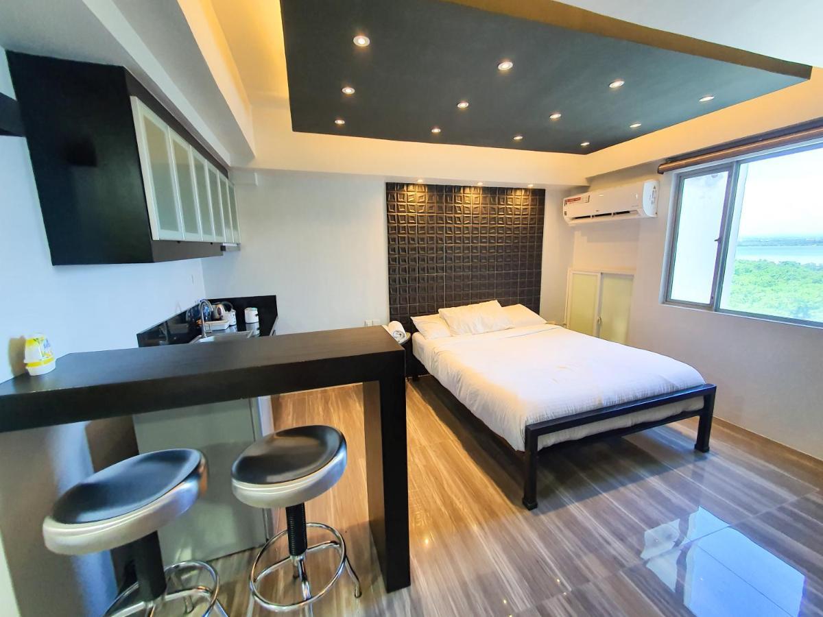 Burgundy Mckinley Place Service Apartment Манила Экстерьер фото