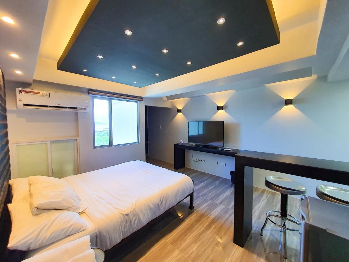 Burgundy Mckinley Place Service Apartment Манила Экстерьер фото