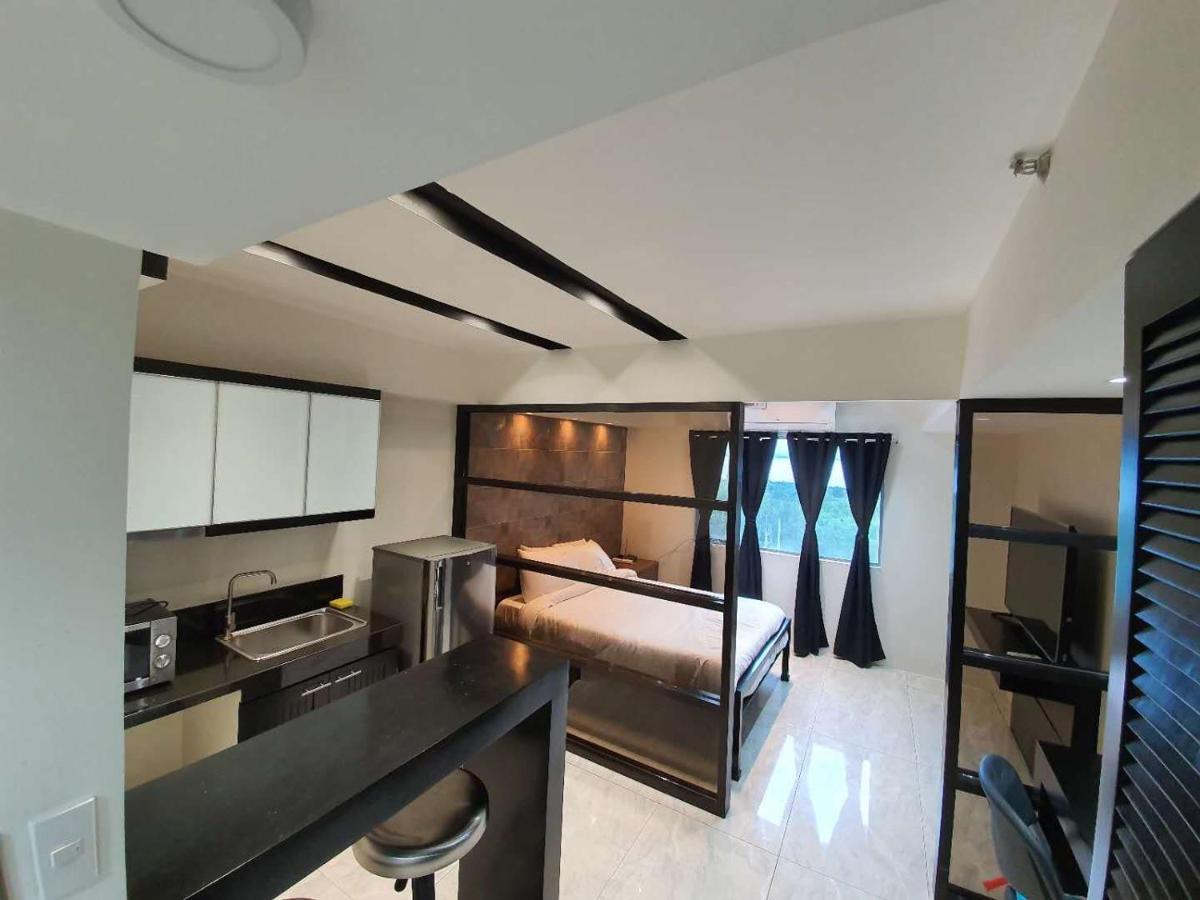 Burgundy Mckinley Place Service Apartment Манила Экстерьер фото
