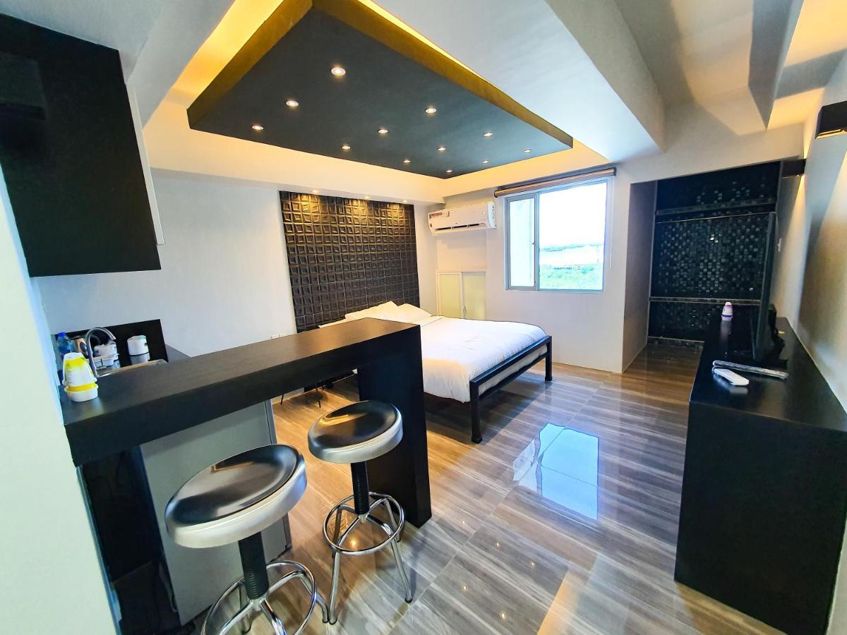 Burgundy Mckinley Place Service Apartment Манила Экстерьер фото
