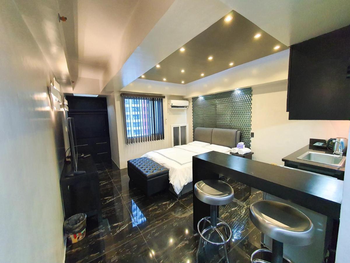 Burgundy Mckinley Place Service Apartment Манила Экстерьер фото