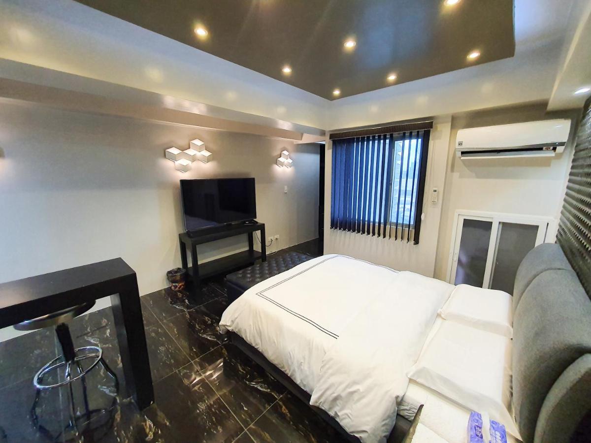 Burgundy Mckinley Place Service Apartment Манила Экстерьер фото