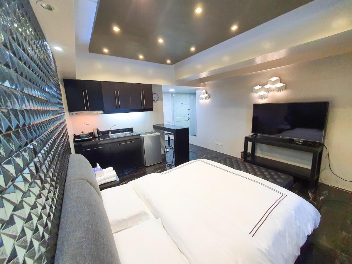 Burgundy Mckinley Place Service Apartment Манила Экстерьер фото