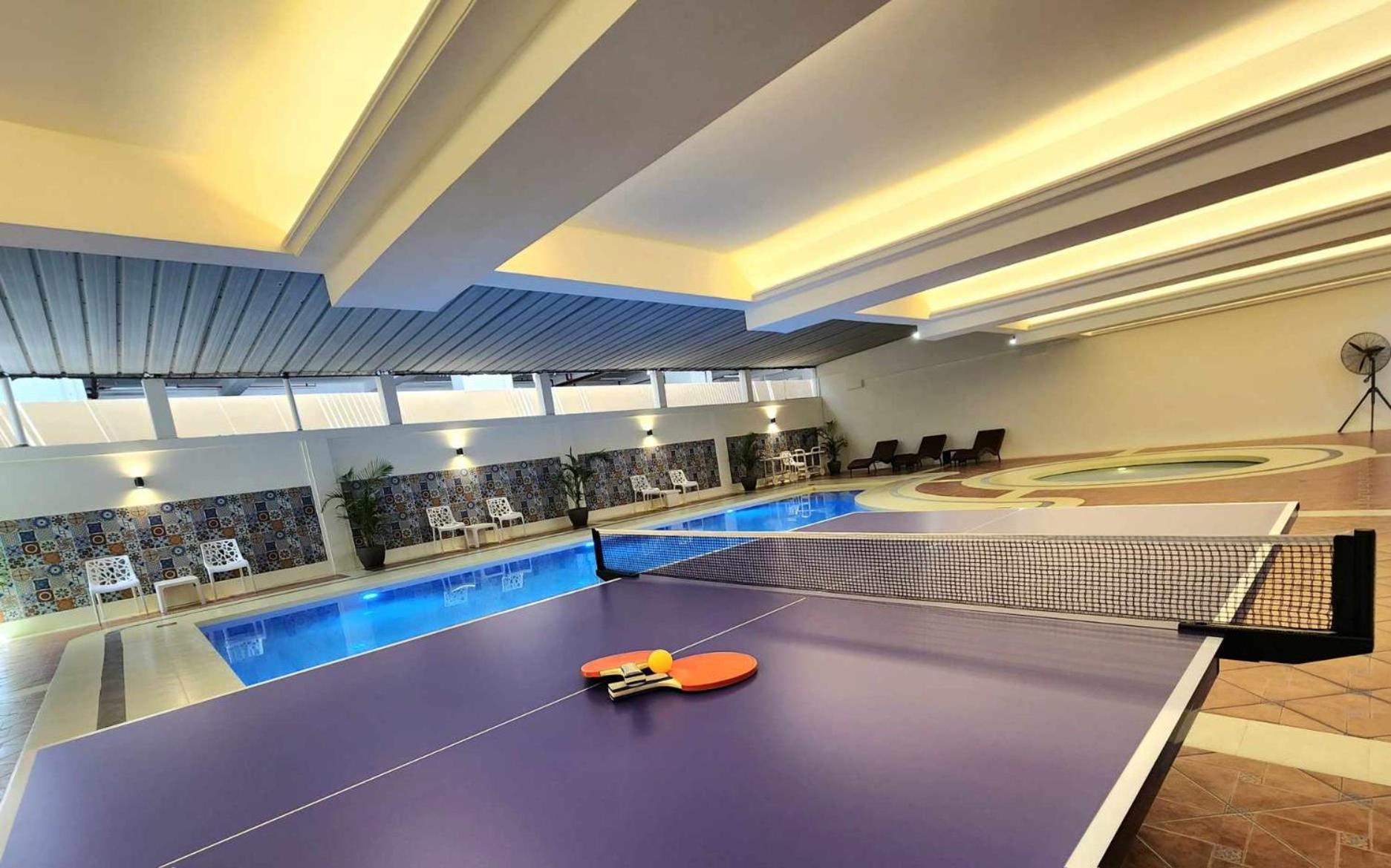 Burgundy Mckinley Place Service Apartment Манила Экстерьер фото
