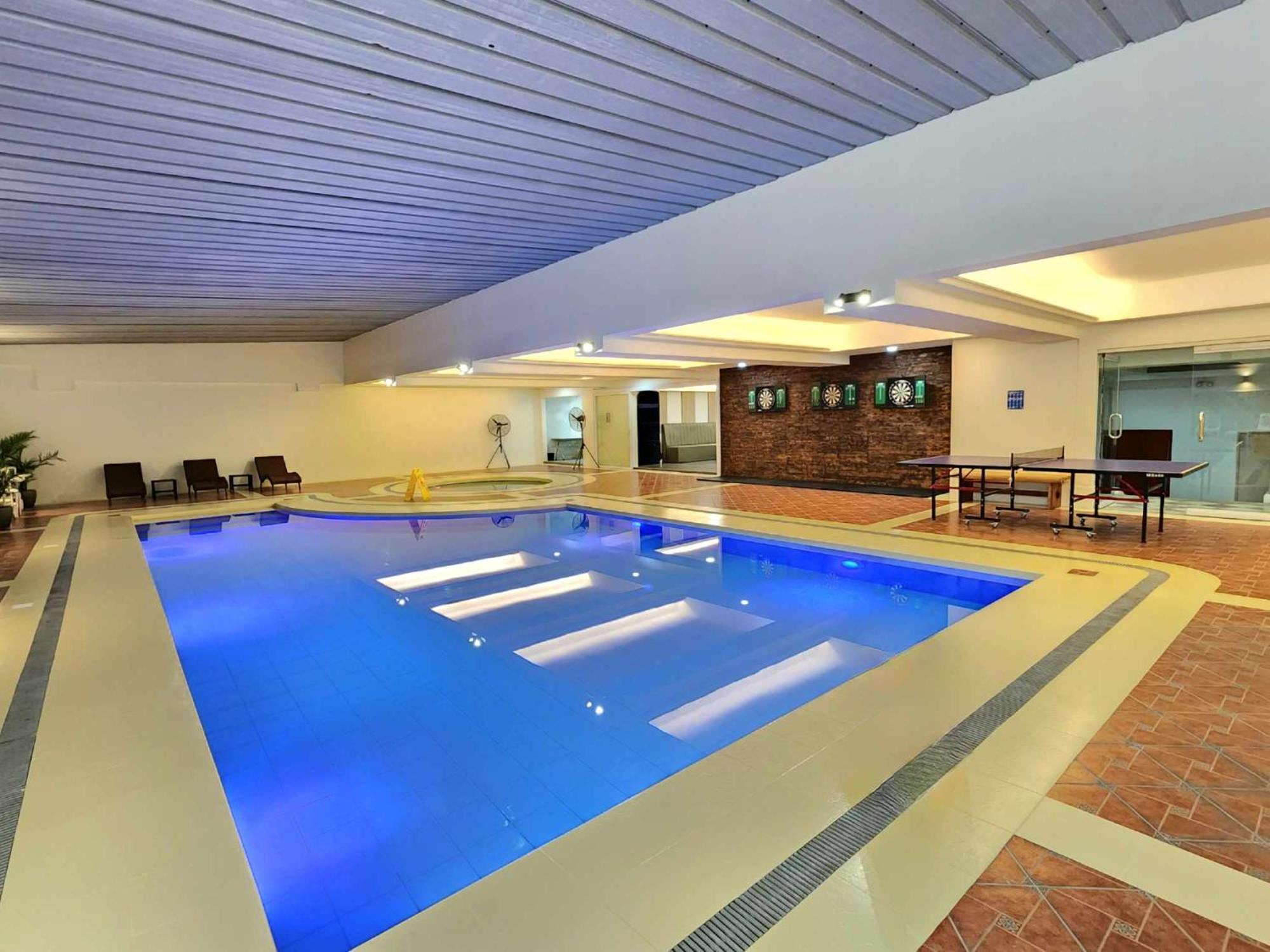 Burgundy Mckinley Place Service Apartment Манила Экстерьер фото