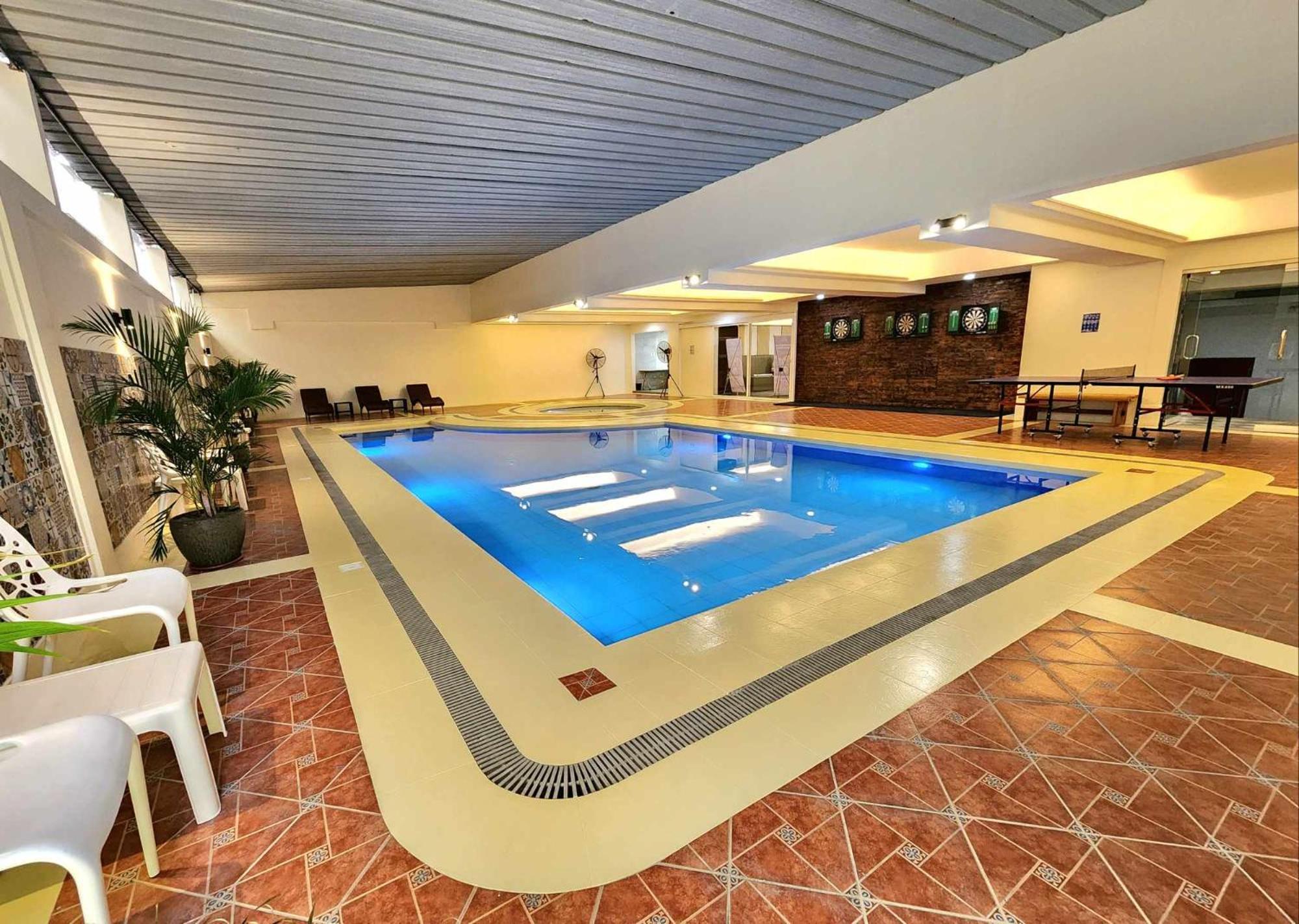 Burgundy Mckinley Place Service Apartment Манила Экстерьер фото