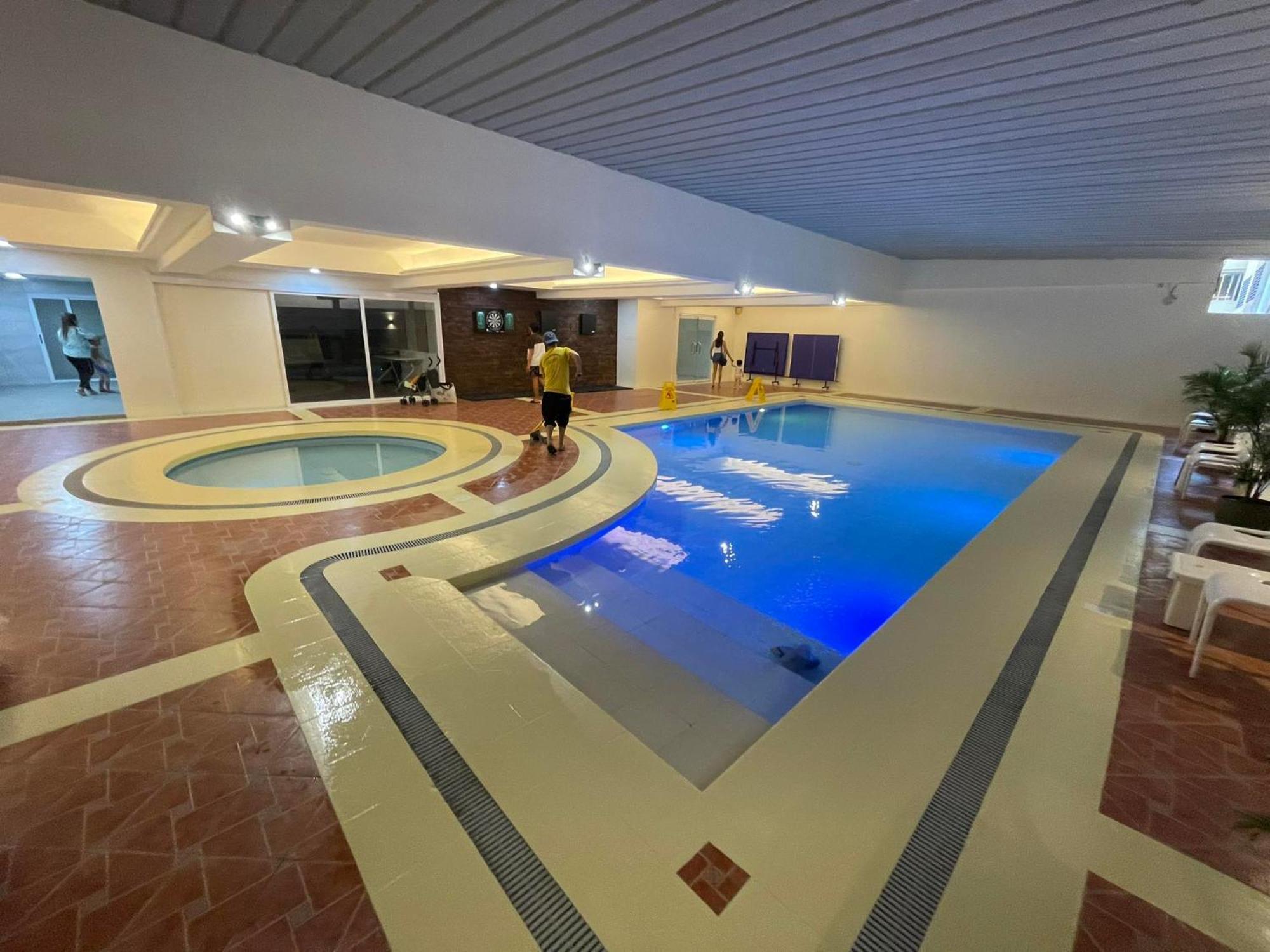 Burgundy Mckinley Place Service Apartment Манила Экстерьер фото