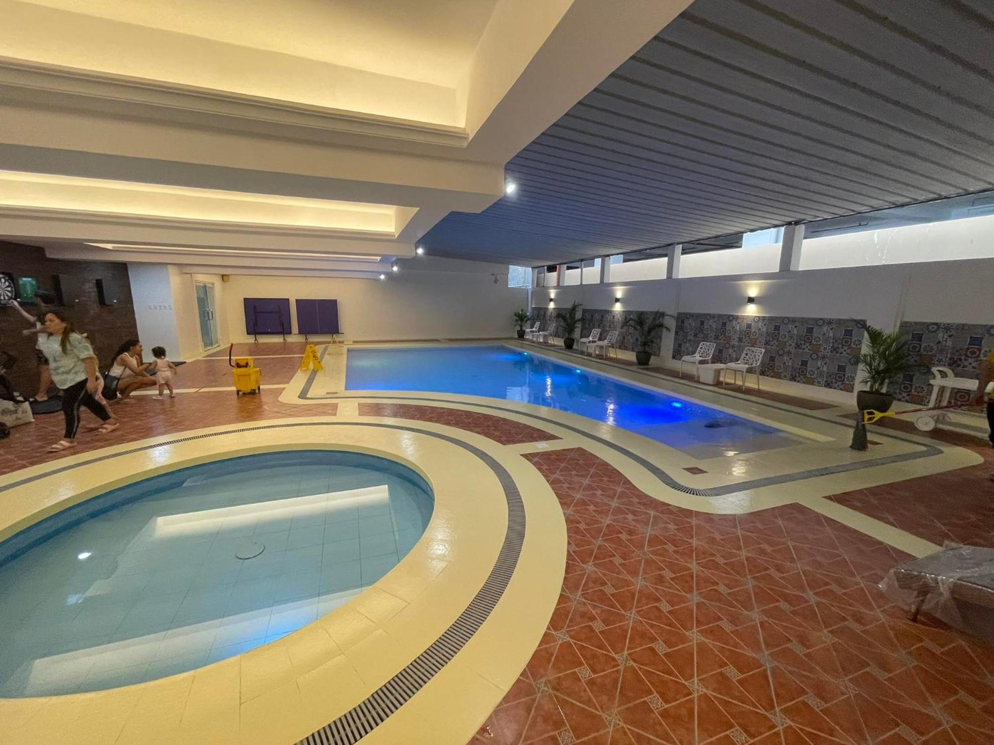 Burgundy Mckinley Place Service Apartment Манила Экстерьер фото