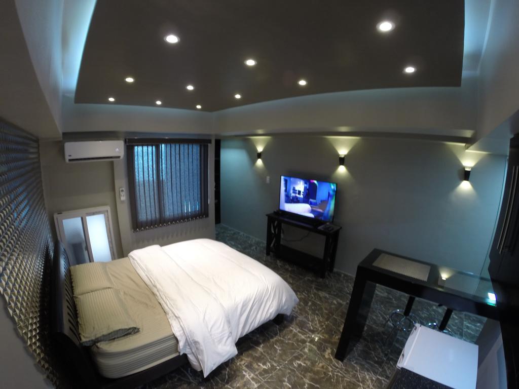 Burgundy Mckinley Place Service Apartment Манила Экстерьер фото