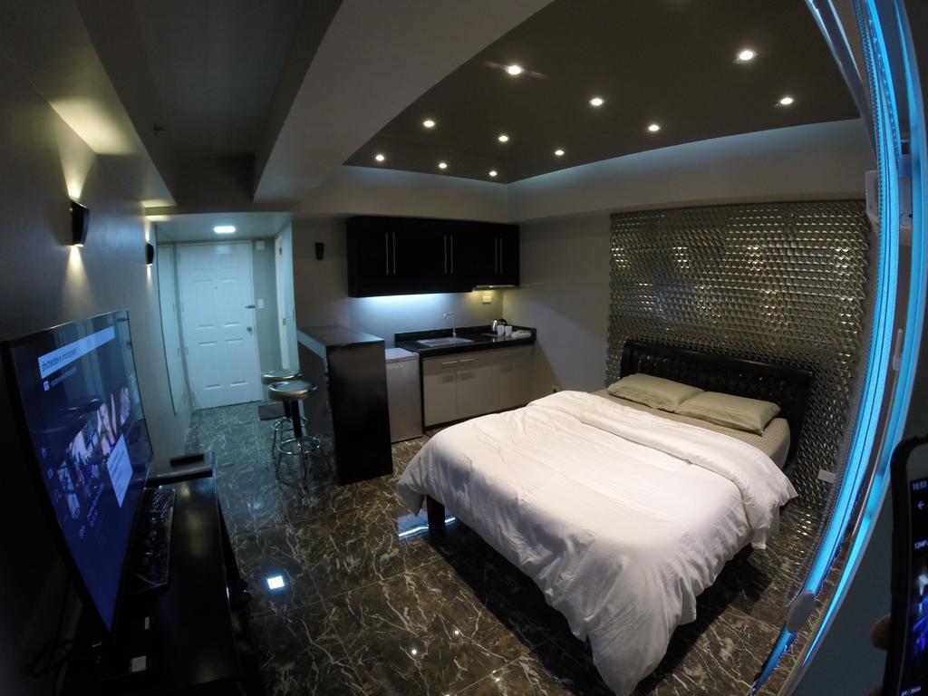 Burgundy Mckinley Place Service Apartment Манила Экстерьер фото