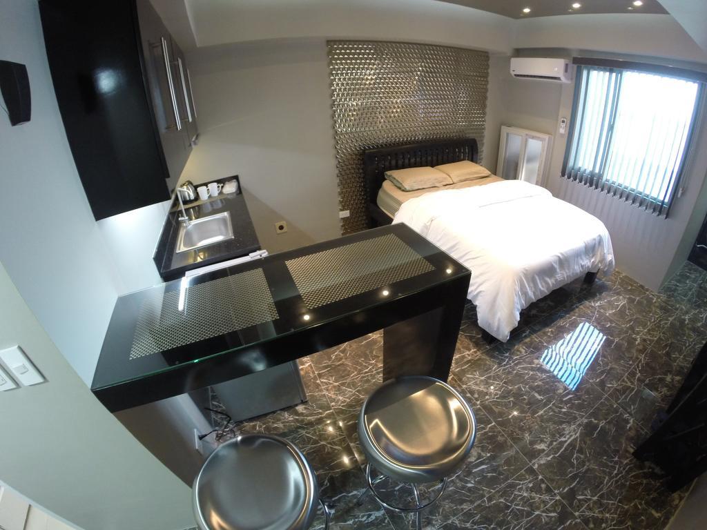 Burgundy Mckinley Place Service Apartment Манила Экстерьер фото