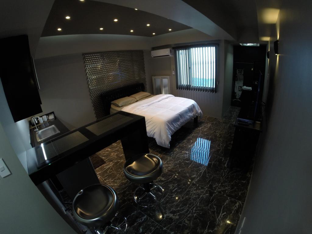 Burgundy Mckinley Place Service Apartment Манила Экстерьер фото