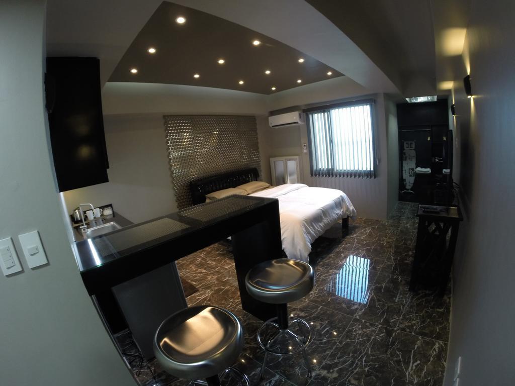 Burgundy Mckinley Place Service Apartment Манила Экстерьер фото