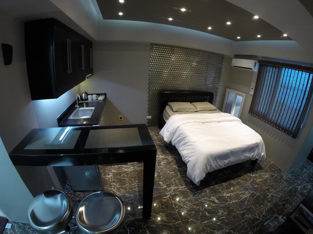 Burgundy Mckinley Place Service Apartment Манила Экстерьер фото