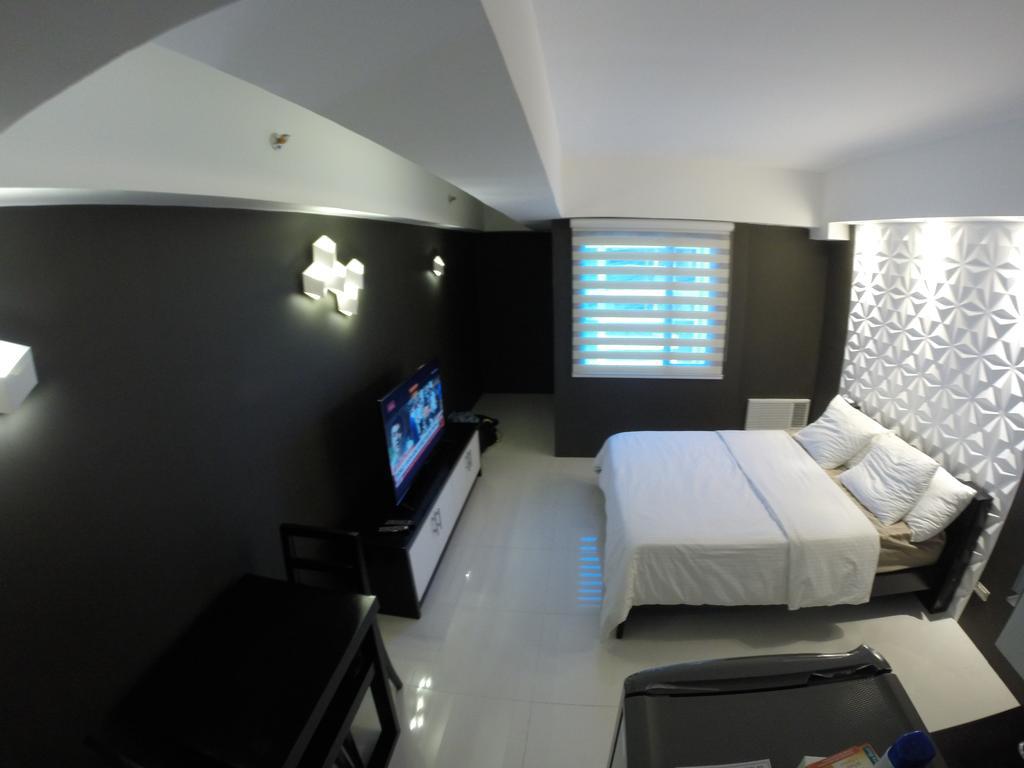Burgundy Mckinley Place Service Apartment Манила Экстерьер фото