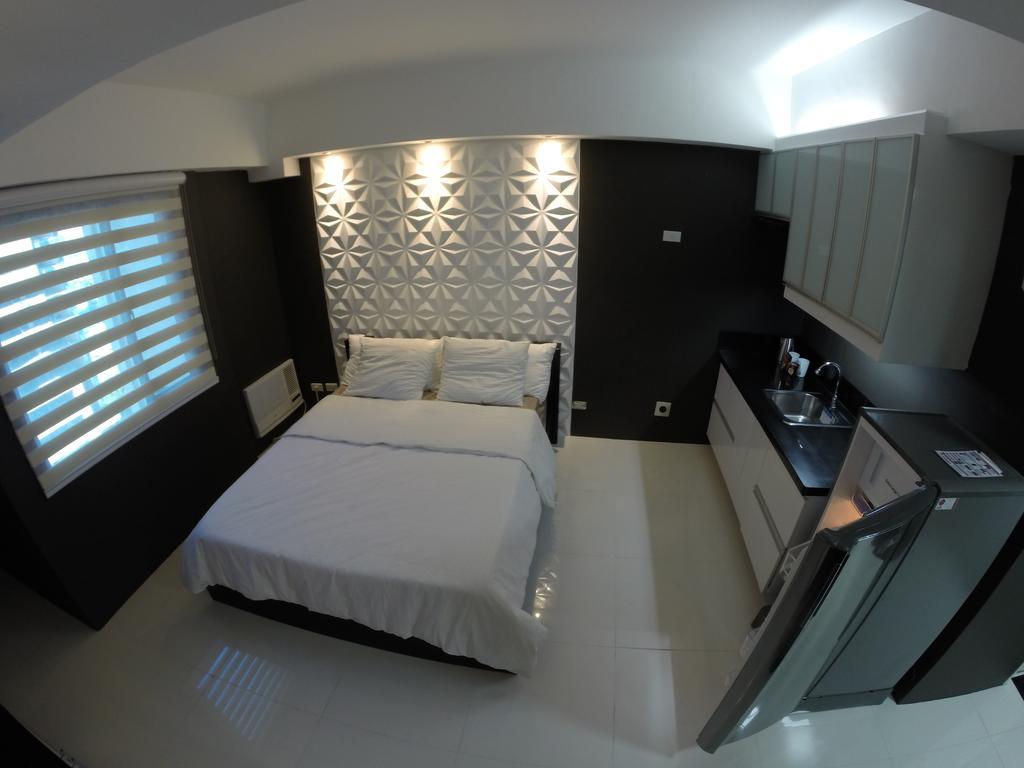 Burgundy Mckinley Place Service Apartment Манила Экстерьер фото