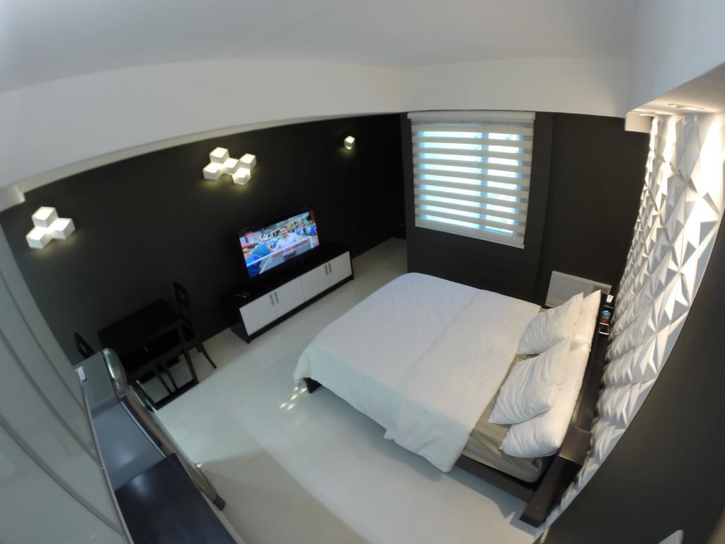 Burgundy Mckinley Place Service Apartment Манила Экстерьер фото
