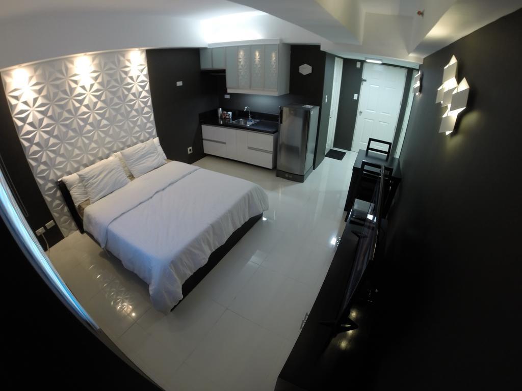 Burgundy Mckinley Place Service Apartment Манила Экстерьер фото