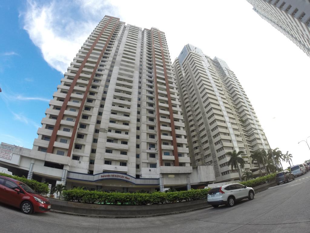 Burgundy Mckinley Place Service Apartment Манила Экстерьер фото