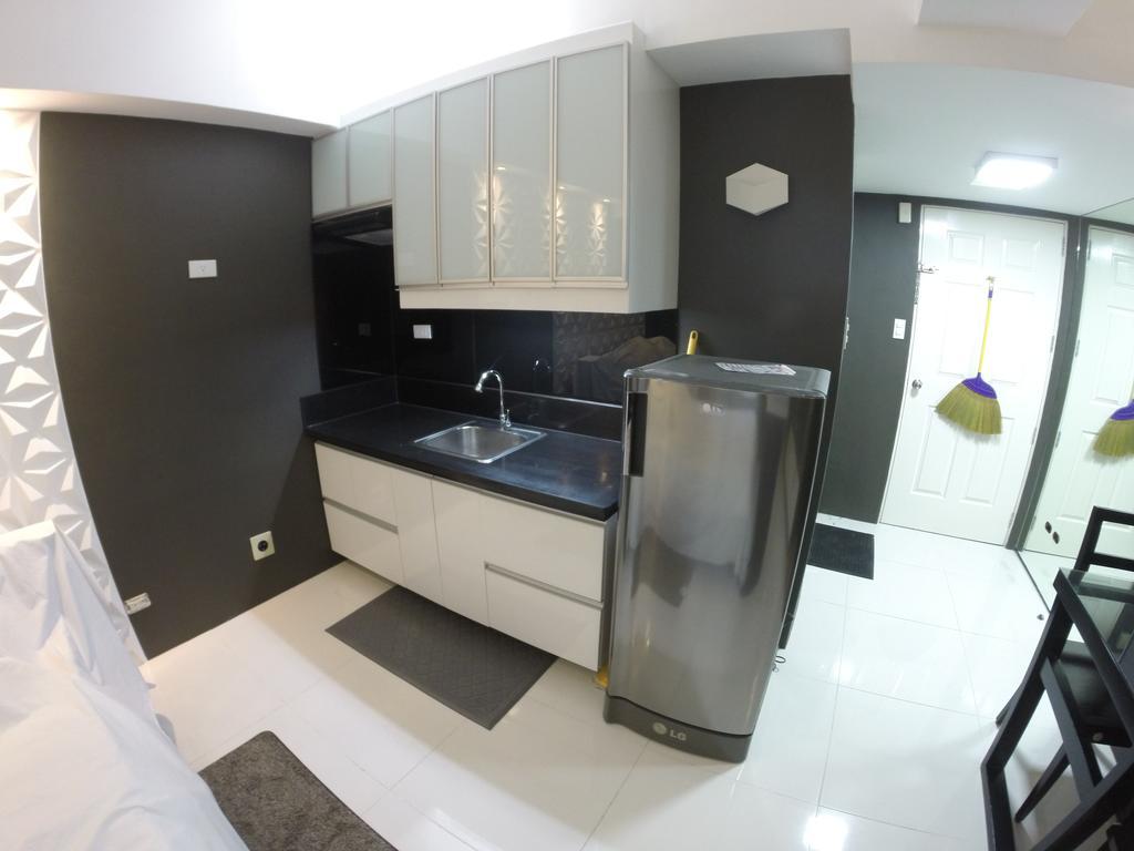 Burgundy Mckinley Place Service Apartment Манила Экстерьер фото