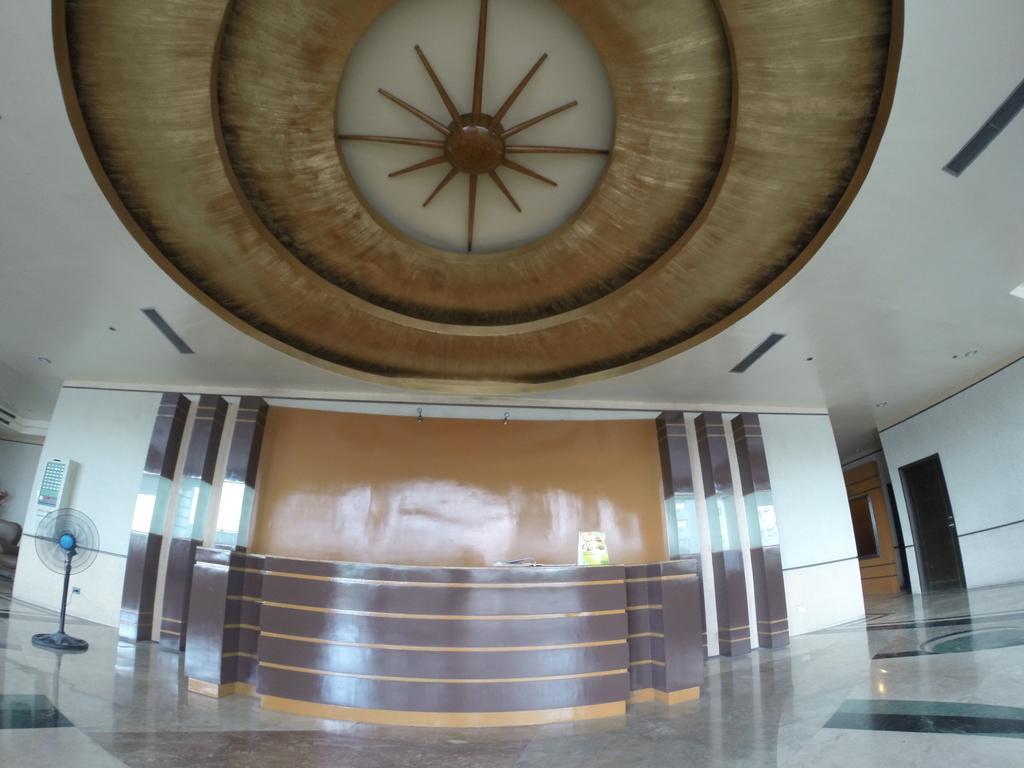 Burgundy Mckinley Place Service Apartment Манила Экстерьер фото