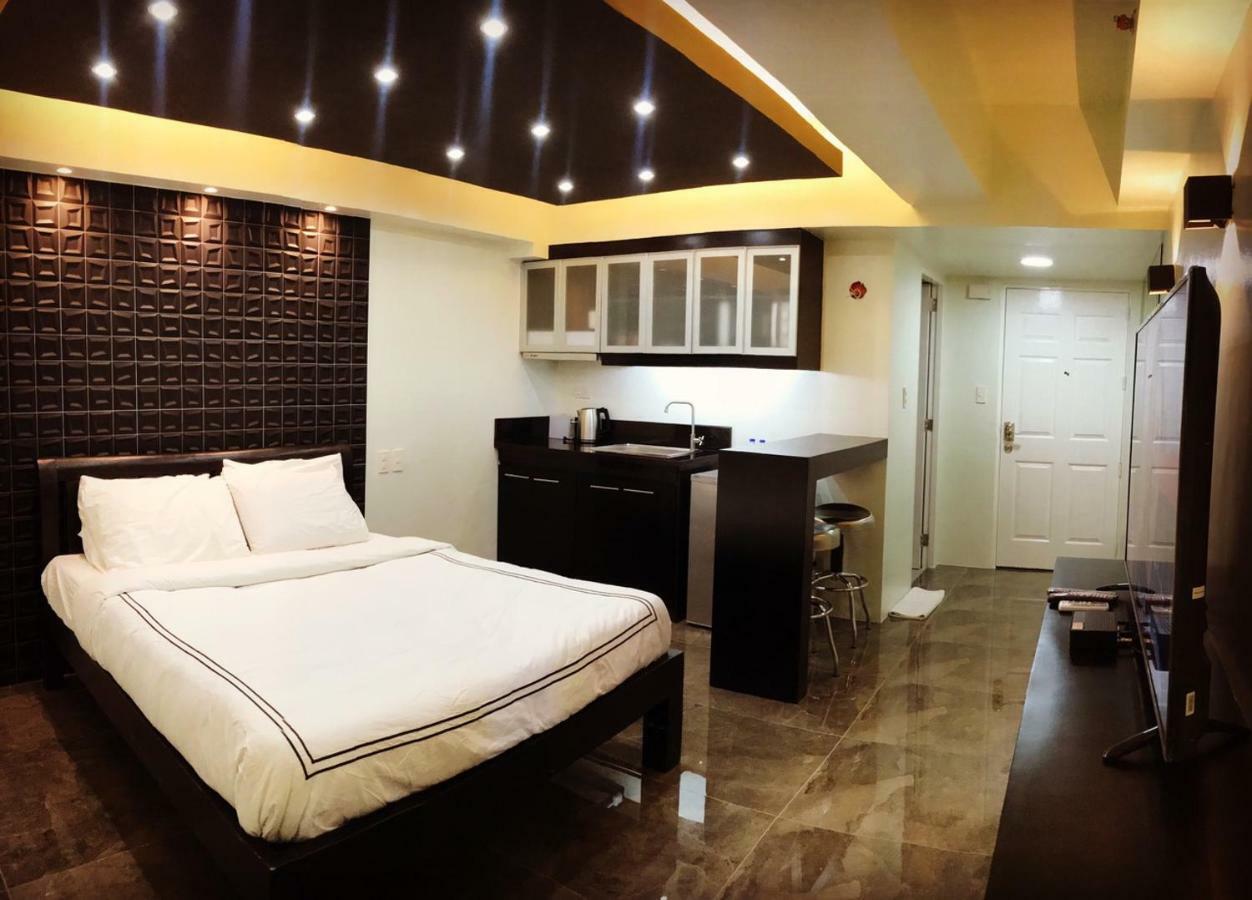 Burgundy Mckinley Place Service Apartment Манила Экстерьер фото