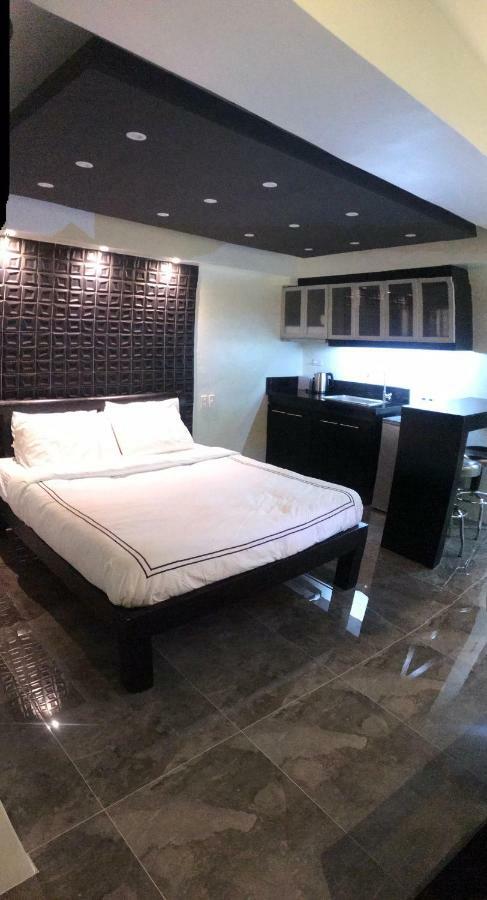 Burgundy Mckinley Place Service Apartment Манила Экстерьер фото