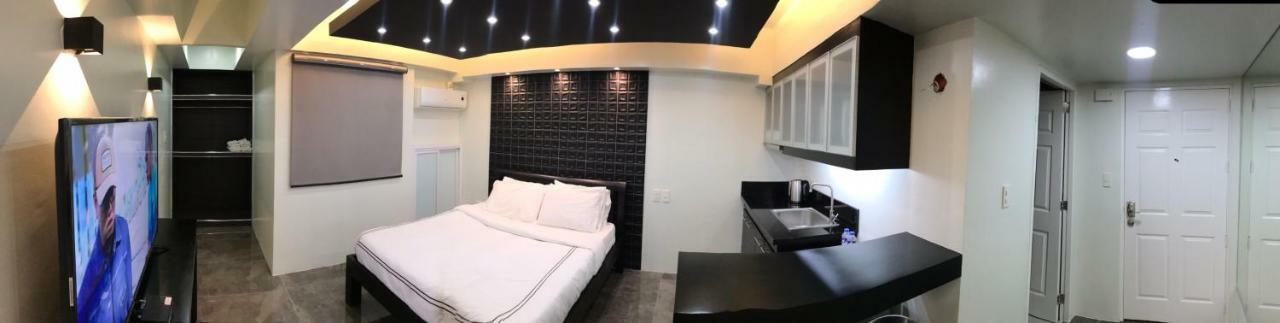 Burgundy Mckinley Place Service Apartment Манила Экстерьер фото